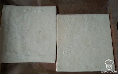 Постелите на противень пергаментную бумагу. Разложите пласты теста. Запекайте в духовке 25 минут на среднем огне.