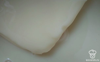 Сгущенку и сливочное масло перемешайте.