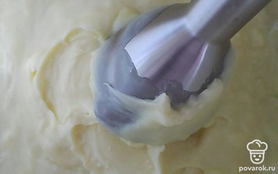 Взбейте до густого крема сгущенку и сливочное масло.