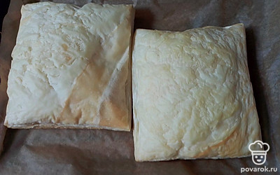 Достаньте из духовки пласты слоеного теста, подождите, когда остынет.
