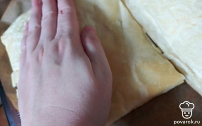Надавите на тесто рукой, прижимая.