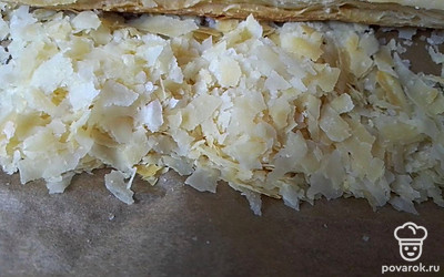 Из сухих пластов сделайте мелкую крошку.