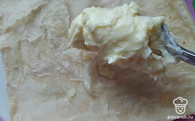 Соберите торт, смазывая коржи кремом, и посыпьте его мелкой крошкой из теста.