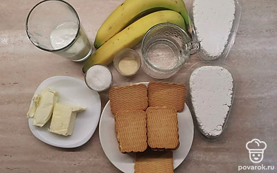 Желатин замочите в 100 мл воды комнатной температуры, чтобы он набух. Бананы помойте. Если творог с крупинками, то протрите его через сито до однородной консистенции.