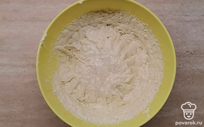 Приготовьте начинку. В миске соедините бананы, творог, йогурт, сахар. Пробейте массу погружным блендером до однородности. Перед тем как добавить набухший желатин, растопите его на водяной бане. Желатин вводите в начинку тонкой струйкой, быстро все перемешивая.