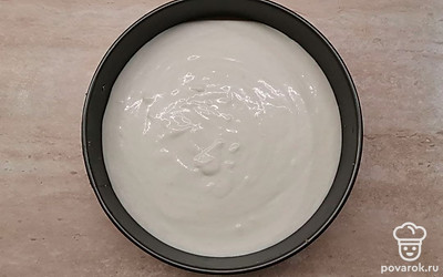 Подготовленную начинку залейте в форму на готовую основу из печенья. Отправьте торт в холодильник на 3 часа для стабилизации и застывания.