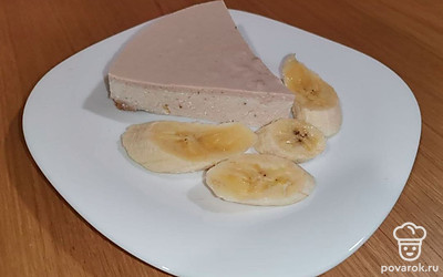 Творожно-банановый торт разрежьте на порции и подайте на десертной тарелке с кусочками банана.