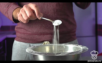 Поместите в миску 50 г сахара, 2 столовых ложки какао, 100 г растопленного сливочного масла. Добавьте просеянную муку, разрыхлитель для теста, щепотку соли и залейте все молоком. Размешайте. Если получилось слишком густо, то добавьте молока.