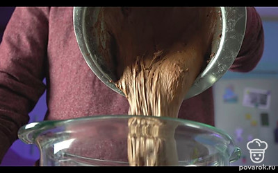 Смажьте форму растительным маслом. Поместите в нее получившееся тесто и разровняйте.