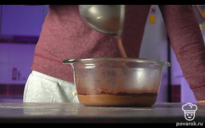 Смешайте в отдельной емкости 100 г сахара и 4 столовые ложки какао. Посыпьте тесто получившейся смесью и налейте сверху равномерно и аккуратно 480 мл кипятка. Необходимо не нарушить разграничение между твердым веществом и жидкостью, чтобы все не перемешалось, а сохранялась грань. Это сделает конечный продукт очень сочным, будто его облили сладким соусом.