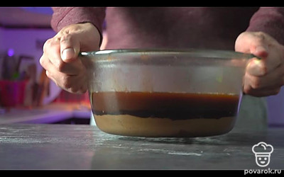 Отправьте торт в духовку на 40 минут при температуре 180 °С. Слой воды должен уйти вниз и образовать соус. Если у вас нестандартная форма или вы в чем-то не уверены, то просто проверьте, приподняв верхний слой торта и оцените, доставать его или еще подождать.