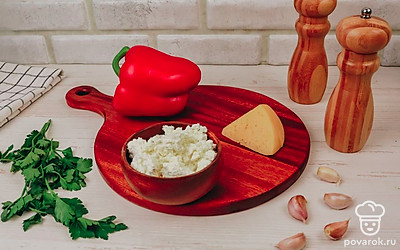 Проверьте все необходимые ингредиенты, помойте овощи и зелень, подготовьте рабочую поверхность, включите духовку разогреваться до 180°C.