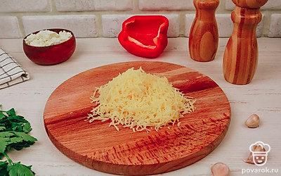 Натрите сыр на мелкой терке.