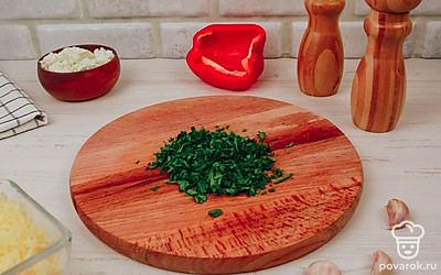 Мелко порежьте зелень.