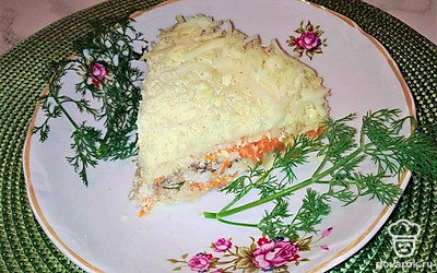 Торт из вафельных коржей разрежьте на порционные кусочки, выложите на красивое блюдо и украсьте базиликом, рукколой, укропом или петрушкой.