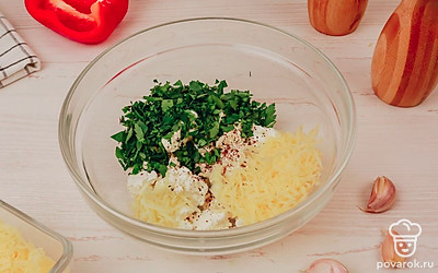 Положите в глубокую миску зелень, творог, мелко нарезанный чеснок и сыр.