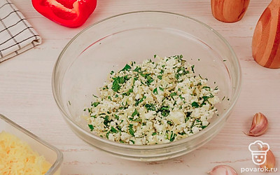 Смешайте начинку для перцев до однородности.