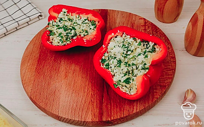 Нафаршируйте перчики начинкой.