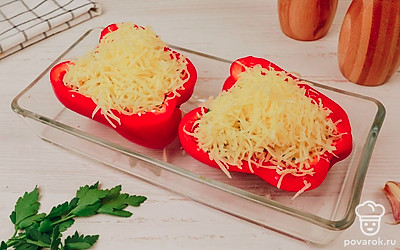 Положите перчики в противень для запекания и посыпьте сыром.