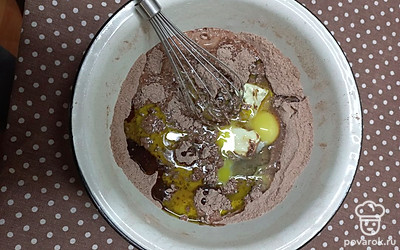 Добавьте яйца, оливковое и сливочное масло, молоко.