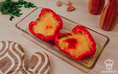 Выпекайте перчики в духовке в течение 10-15 минут.