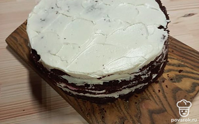 Промажьте кремом коржи.