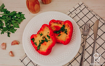 Подавайте перчики горячими, украшенными свежей зеленью.