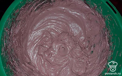 Для второго бисквита проделайте все тоже самое, только вместе с мукой добавьте какао.