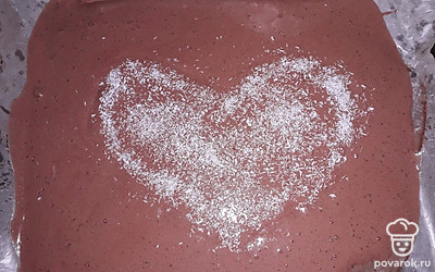 Смажьте каждый бисквит кремом. Сверху посыпьте торт кокосовой стружкой или полейте глазурью.