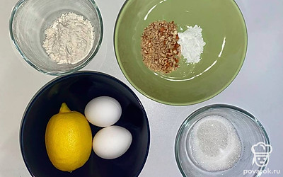 Просейте муку, согрейте яйца до комнатной температуры.