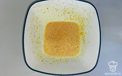 Отделите белки от желтков, цедру лимона натрите на мелкую терку, из самого лимона выдавите сок. Желтки взбейте до белой пены с добавлением соли, лимонной цедры ложки сахара. Белки взбейте с 2 ложками сахара и аккуратно смешайте со взбитыми желтками.