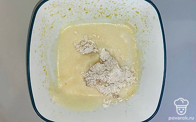 Отдельно смешайте муку, молотый миндаль и крахмал, добавьте к ним яичную массу и выложите получившееся тесто в форму для запекания, поставьте в разогретую до 190℃ духовку на 25 минут.