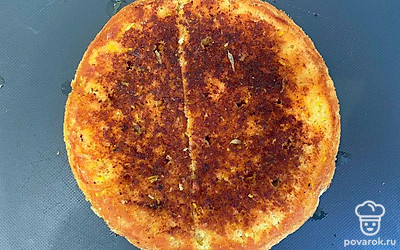 Для пропитки смешайте сок 1 апельсина, ½ лимона и апельсиновую цедру с ромом, медом и водой. Готовый бисквит достаньте из формы, переверните вверх дном и пропитайте получившейся смесью.