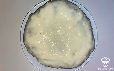 Для заварного крема согрейте в сотейнике молоко с обычным и ванильным сахаром. Белок одного яйца взбейте с солью до твердых пиков, а желток смешайте с крахмалом и парой ложек горячего молока. В сотейник добавьте желток и доведите получившуюся смесь до кипения, вмешайте взбитые белки. Смажьте пропитанный корж получившимся кремом и поставьте в холодильник застыть.