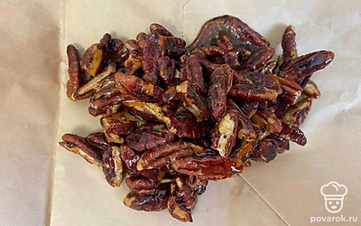 Для кроканта поломайте орехи пекан напополам и обжарьте на сухой сковороде. В сотейнике растопите сахар до золотистой карамели, добавьте к ней орехи и сразу же переложите на бумагу для выпечки. Остывшие орехи поместите в мешочек и разбейте молотком в мелкую крошку. Получившейся крошкой посыпьте застывший торт.