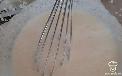 Взбейте яйца с сахаром.Добавьте муку ,смешанную с какао и разрыхлителем.