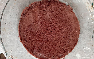 Выложите тесто в форму для торта и выпекайте в течение 15 минут.