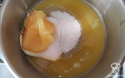 В кастрюлю положите масло, всыпьте 1 стакан сахара, положите мед. Нагревайте кастрюлю на небольшом огне, постоянно помешивая, до закипания.