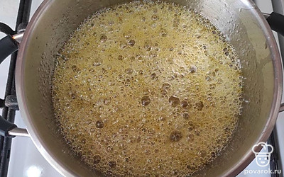 Как только жидкость закипит, добавьте в нее чайную ложку соду. Жидкость сразу же начнет шипеть и пузыриться. Очень недолго, в течение 10 секунд активно ее перемешивайте, затем снимите с огня. Вся масса станет пенной консистенции.