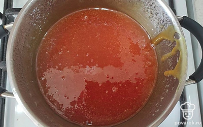 Дождитесь остывания содержимого кастрюли. Для того, чтобы ускорить процесс, кастрюлю с массой можно поместить в емкость с холодной водой. для ускорения процесса можно поставить в емкость с холодной водой. Масса станет вязкой, очень ароматной и похожей на карамель.