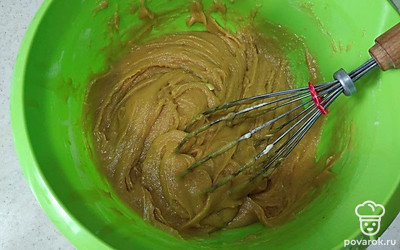 После остывания массы, вмешайте в нее яйца по одному. Добавьте к массе муку и хорошо перемешайте. У вас получится вязкое, густое тесто.