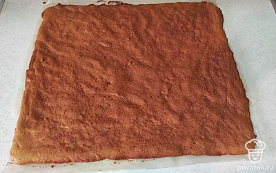 Разогрейте духовку до 180 °C и выпекайте тесто недолго, в течение 10-12 минут. Готовый корж разрежьте пополам, полученные части разрежьте пополам снова. То же самое проделайте и с другой половинкой. Всего у вас должно быть четыре четвертинки от изначального коржа.