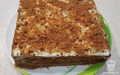 Соберите тортик, промазывая коржи кремом. Равномерно посыпьте его сверху крошкой. Лучше, если тортик пару часов постоит в холодильнике, чтобы коржи хорошо пропитались кремом.