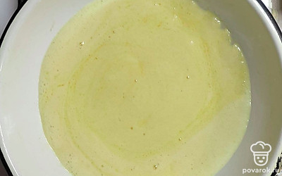 Подождите, по масло и мед соединяться, добавьте соду и размешайте. Мед содержит в своем составе кислоту, поэтому смесь начнет пенится.