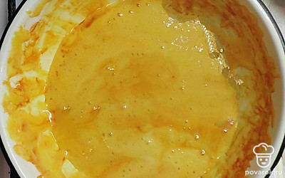 Варите смесь на водяной бане, пока она не станет карамельного цвета. Пена постепенно уляжется, но совсем она не исчезнет. Снимите кастрюлю с медово-масляной смесью с огня и позвольте ей немного остыть.