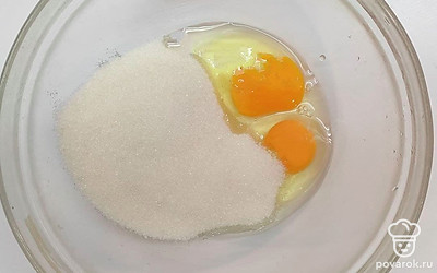 В то время, пока смесь меда и масла охлаждается, смешайте яйца с сахаром и при помощи венчика или миксера взбивайте до белой массы. Не нужно отделять белки и добиваться «пиков» при взбивании.