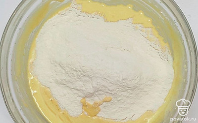 Добавьте к яичной смеси мед и масло, добавьте просеянную муку. Замесите мягкое тесто. Просеивание муки обогатит тесто кислородом и торте будет действительно воздушным.