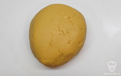 Скатайте тесто в шар и оставьте тесто отдохнуть на 10-15 минут. Это нужно для того, чтобы пшеничная мука «раскрылась» в тесте и коржи стали еще более нежными.