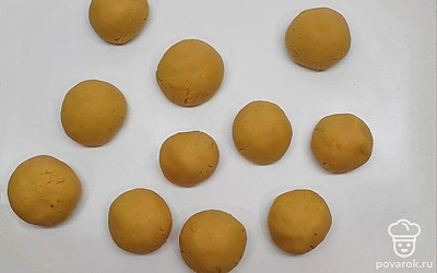 Разделите тесто на 10-11 частей и начинайте раскатывать каждый кусочек скалкой. Толщина коржа должна получиться примерно 5 мм.