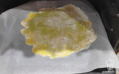 Перед выпеканием проткните коржи вилкой в нескольких местах, чтобы он в духовке не вздувался. Коржи выпекаются очень быстро, поэтому сначала раскатайте все коржи и сложите их вместе с пергаментом друг на друга на столе. Разогрейте духовку до температуры 180 ℃ и выпекайте коржи до легкого золотистого цвета. Время выпечки каждого коржа примерно 3-5 минут.